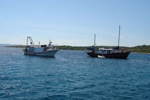 Žižanj, 11. kolovoza 2010. - brodica L.K. Zadar pomogla je u odsukavanju talijanske jahte, a jahta je odsukana u 15.15 sati uz pomoć ribarske brodice koju je angažirao vlasnik